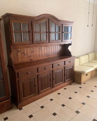 Credenza e stanza da letto completa.