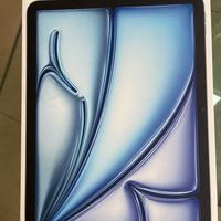 I Pad Air M3 Blu con adattatore per la carica Usb