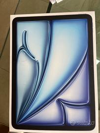 I Pad Air M3 Blu con adattatore per la carica Usb