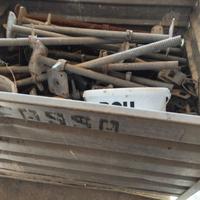 Cassone con piedini e morsetti per ponteggio