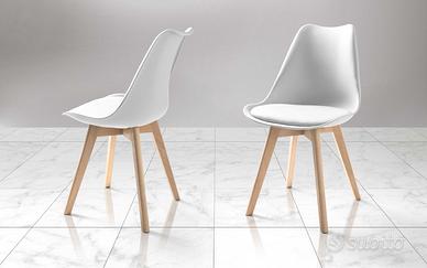 4 sedie bianche con gambe in legno chiaro