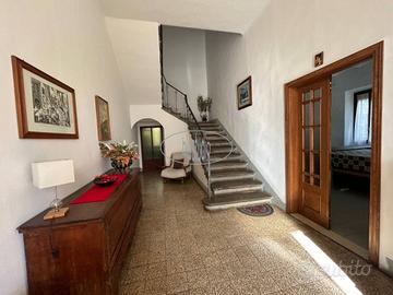 Villa di 327 m² con più di 5 locali e box auto dop