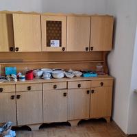credenza, tavolo con sedie e panca