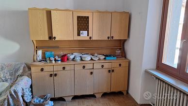 credenza, tavolo con sedie e panca