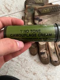 Guanti tattuci e mascheramento facciale