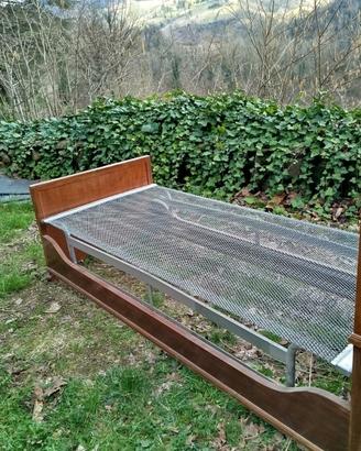 2 letti con rete e telaio in legno