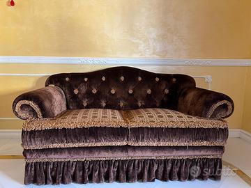 due divani stile classico, anche singolarmen