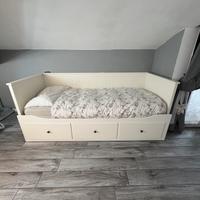 Letto a una piazza e materasso a una piazza