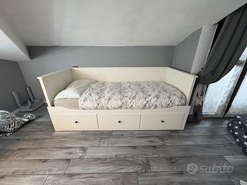 Letto a una piazza e materasso a una piazza