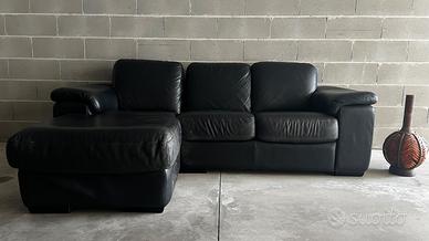 Divano in pelle con chaise-longue