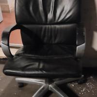 poltrona con ruote ecopelle  gomiti a 30 Euro uno