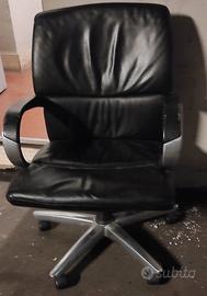 poltrona con ruote ecopelle  gomiti a 30 Euro uno