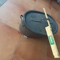 antica casseruola in rame con coperchio. 