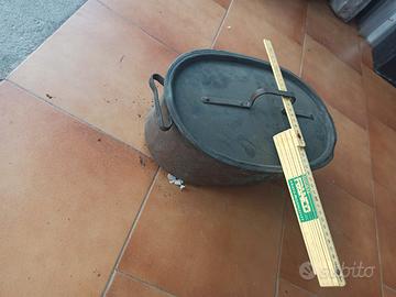 antica casseruola in rame con coperchio. 