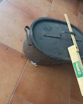 antica casseruola in rame con coperchio. 