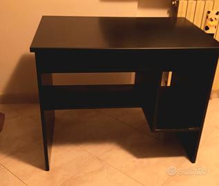 Scrivania in legno nera con cassetto porta tastier