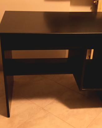 Scrivania in legno nera con cassetto porta tastier