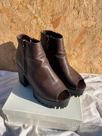 Stivaletti con punta aperta