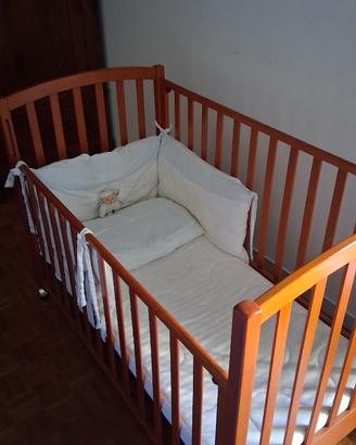 Culla con ante regolabili e cassetto.