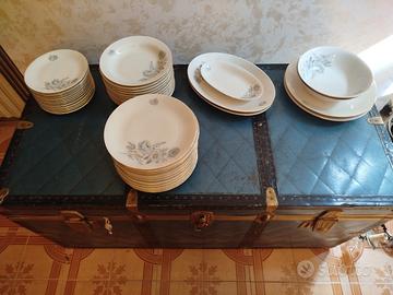 servizio di piatti antico