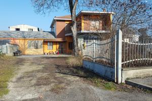 ABITAZIONE indipendente con CAPANNONE: Un'Occasion