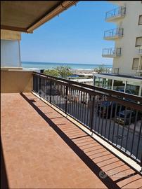 Ampio appartamento sul lungomare a riccione