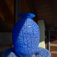 Vaso artistico in vetro blu con piatto decorativo