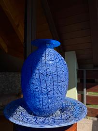 Vaso artistico in vetro blu con piatto decorativo