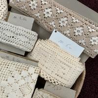 Stock di pizzi e bordure fatte a mano