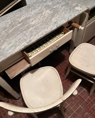 Tavolo e mobile e sedie Vintage