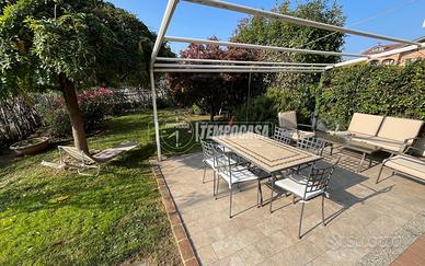 Trilocale con Giardino, Taverna e Box Auto in Zona