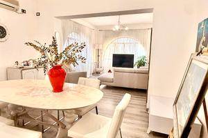 Casa Bi-Familiare con Giardino