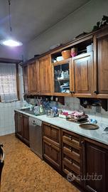 Cucina in massello con elettrodomestici