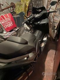 T MAX MOTORE nuovo a km  102.000