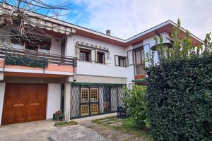 Casa singola con due appartamenti