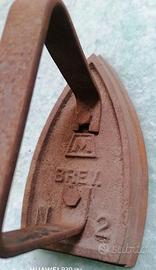 Antico ferro da stiro