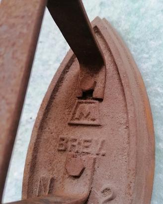 Antico ferro da stiro