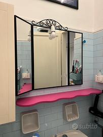 Specchiera con appendi collane e mensola