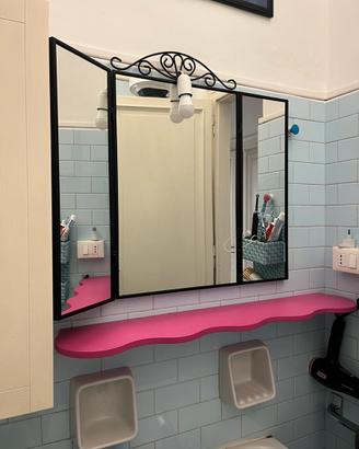 Specchiera con appendi collane e mensola