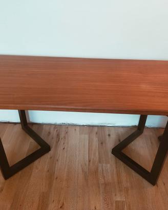 tavolo di design in legno di Iroko