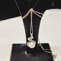 collana in oro con ciondolo diamanti e perla