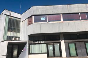 Magazzino deposito mobili scatole oggetti vari