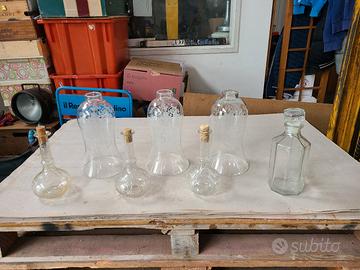 campane e bottigliette di vetro 