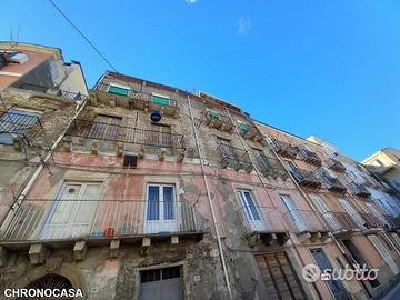 Ampio appartamento cinque vani Centro Storico