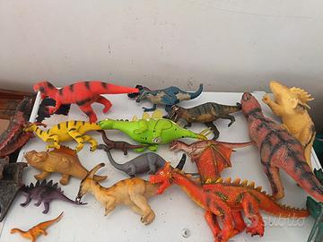 dinosauri in plastica e gomma