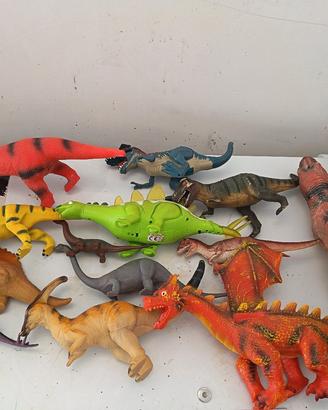 dinosauri in plastica e gomma