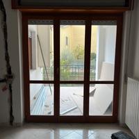 Infissi legno vetro camera più porte interne.