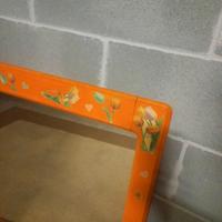 Specchio con cornice in legno laccato.
