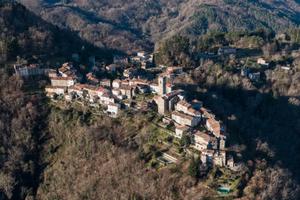 Casa di paese da rimoder. sulle colline lucchesi