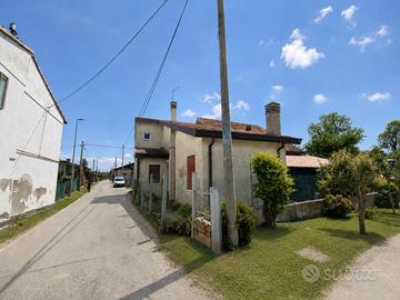 Villetta a schiera di Testa con cortile